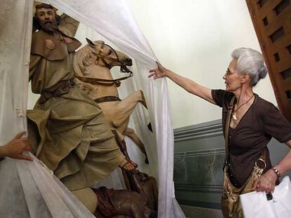 La arquitecta Emmanuela Gambini muestra la talla<i> Santiago en la batalla de Clavijo </i>que preside el templo de las Comendadoras.