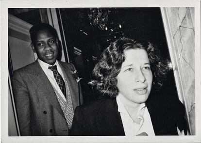 El periodista de moda André Leon Talley con la escritora Fran Lebovitz, a quienes Colacello introdujo en ‘Interview’, en 1976.