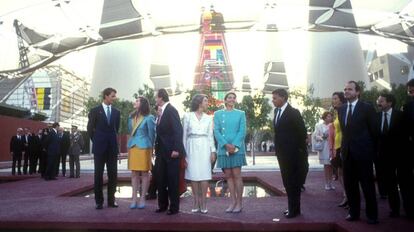 De izquierda a derecha, el entonces pr&iacute;ncipe Felipe, la infanta Elena, el rey Juan Carlos, do&ntilde;a Sof&iacute;a, la infanta Crisitina, Felipe Gonz&aacute;lez y Manuel Ch&aacute;ves, en la inauguraci&oacute;n de la Expo hace 25 a&ntilde;os.