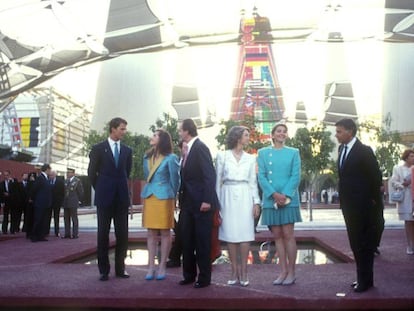 De izquierda a derecha, el entonces pr&iacute;ncipe Felipe, la infanta Elena, el rey Juan Carlos, do&ntilde;a Sof&iacute;a, la infanta Crisitina, Felipe Gonz&aacute;lez y Manuel Ch&aacute;ves, en la inauguraci&oacute;n de la Expo hace 25 a&ntilde;os.