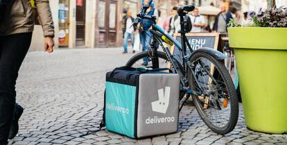 Caja y bicicleta de reparto de Deliveroo en Estrasburgo (Francia).