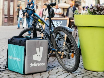 Caja y bicicleta de reparto de Deliveroo en Estrasburgo (Francia).