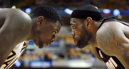 Lance Stephenson (izqda.) y LeBron James, durante el partido.
