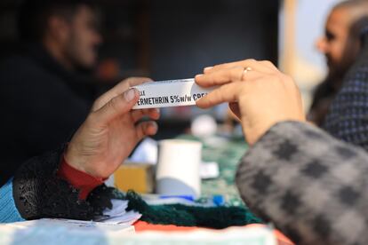 Un cliente recibe una caja de Permetrina, un medicamento en crema que se receta para el tratamiento de problemas dermatológicos como la sarna. La guerra con Israel ha dinamitado el sistema sanitario gazatí. En este momento y según cifras de la ONU, 18 de los 35 hospitales de la Franja están funcionando parcialmente. Hay además 11 hospitales de campaña abiertos, aunque trabajan a medio gas, y solo siete de los 26 centros de salud de UNRWA, la agencia de la ONU para los refugiados palestinos, siguen operando.