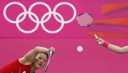 La japonesa Reika Kakiiwa y de Mizuki Fujii juegan contra Singapur en la fase de grupos de bádminton dobles femenino.