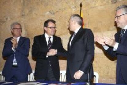 El presidente catalán, Artur Mas (2i), y el primer secretario del PSC, Pere Navarro (2d), acompañados por el alcalde de Tarragona, Josep Felix Ballesteros (i).