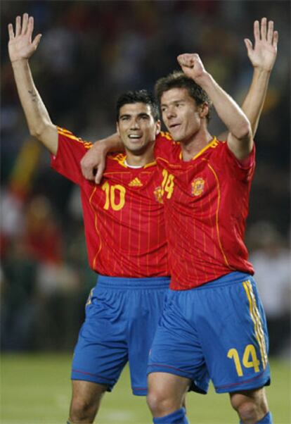 Xabi Alonso (d) y Reyes, de la selección española, celebran tras marcar este último el segundo gol ante Egipto