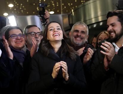 La candidata de Ciudadanos en Cataluña, Inés Arrimadas, es felicitada por su victoria.