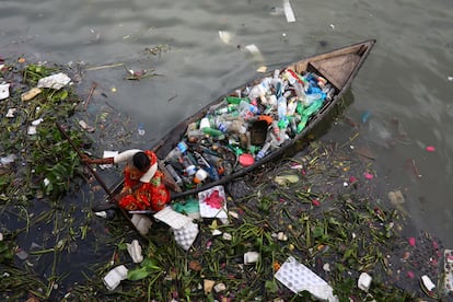 Una mujer recoge residuos de plástico del río Buriganga en Dhaka, Bangladés, el 16 de septiembre de 2020. 