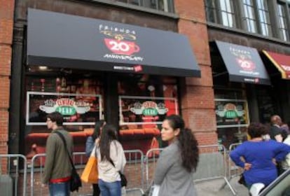 Fila em frente ao café, réplica do Central Perk da série 'Friends'.