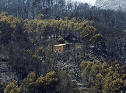 Una casa aislada que se ve en una montaña parcialmente quemada el incendio cerca de Andratx. (Mallorca).