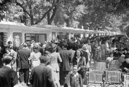 Vista de la feria del libro de Madrid de 1944.&ensp;Foto: EFE