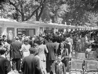 Vista de la feria del libro de Madrid de 1944.&ensp;Foto: EFE