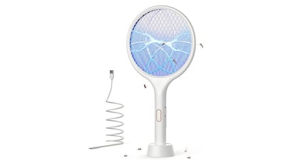 Raqueta matamosquitos eléctrica sobre fondo blanco