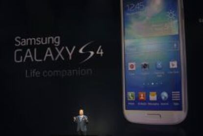 JK Shin, presidente de la divisi&oacute;n m&oacute;vil de Samsung, presenta el Galaxy S4.