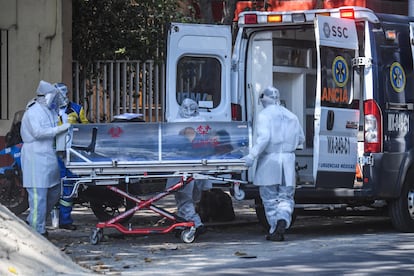 Personal sanitario traslada al hospital a un paciente con covid-19, este domingo, en Ciudad de México.