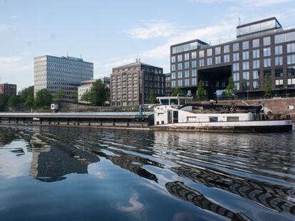 Barcaza en el r&iacute;o Weser durante el inicio de la traves&iacute;a fluvial entre Bremen y Bremerhaven. 