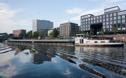 Barcaza en el r&iacute;o Weser durante el inicio de la traves&iacute;a fluvial entre Bremen y Bremerhaven. 