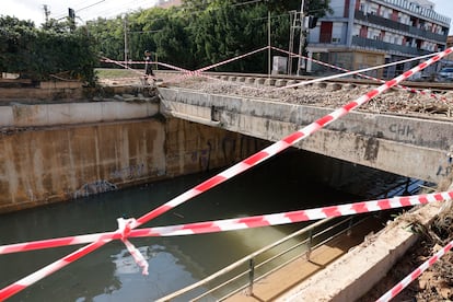 Puente ferroviario cerrado por peligro de derrumbe en Masanasa (Valencia) tras el paso de la dana.