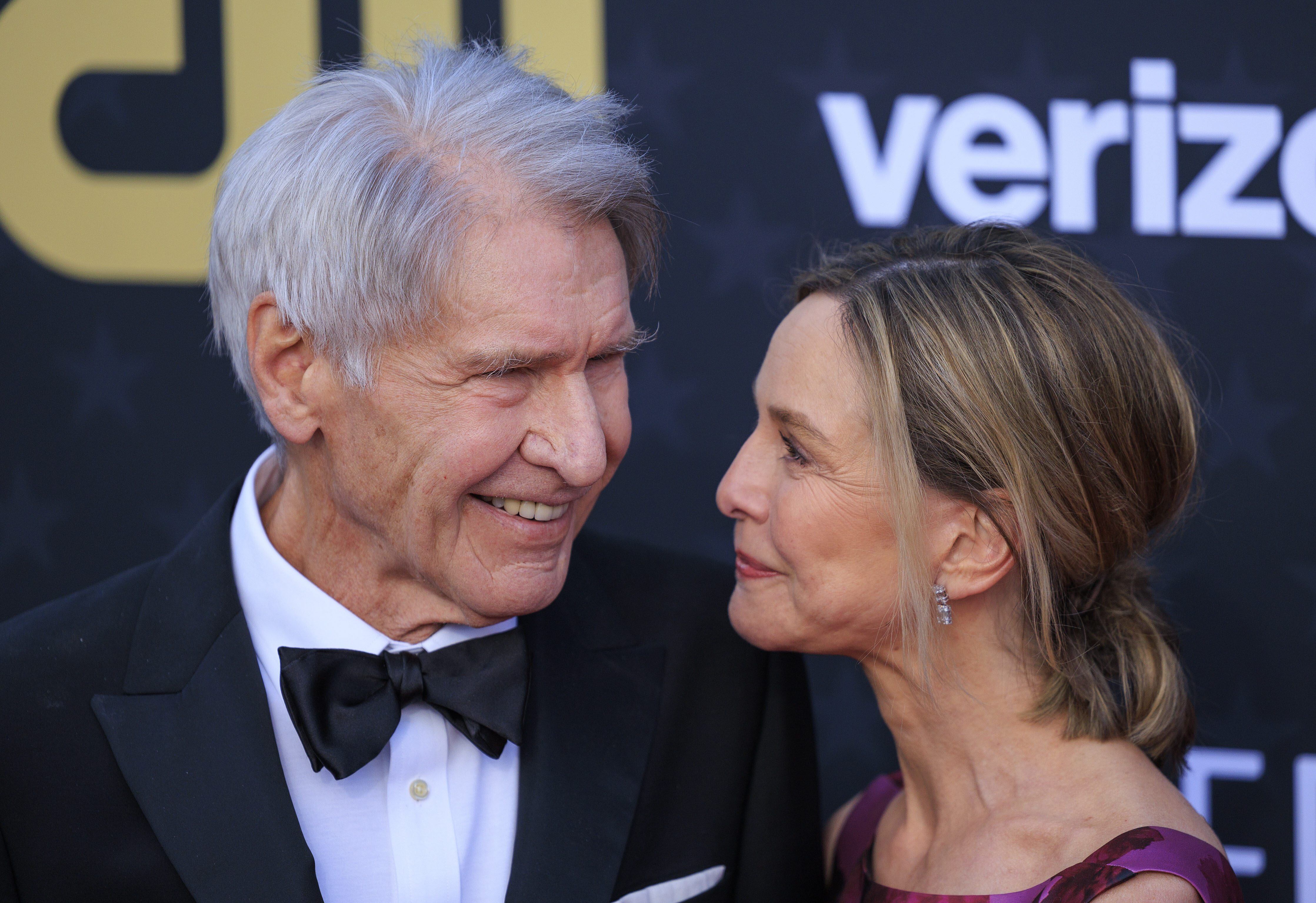 Harrison Ford y Calista Flockhart en la alfombra roja de la 29ª edición de los Critics Choice Awards el 14 de enero de 2023, en el Barker Hanger de Santa Mónica, California.