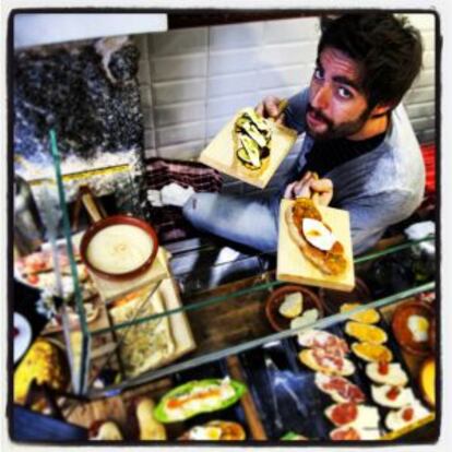 Dani Mateo, en el bar de tapas Los Tres Cerditos Ibéricos, en La Latina.