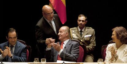 Los Reyes, junto al presidente del Congreso, José Bono (izquierda), y el del Senado, Javier Rojo, ayer en Cádiz.