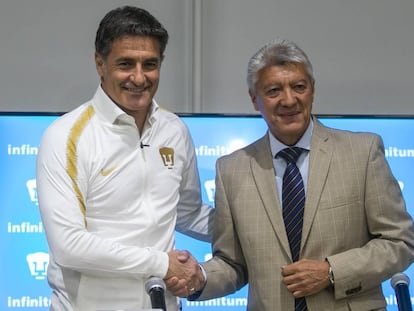Míchel, junto con el presidente deportivo de Pumas, Jesús Ramírez. 