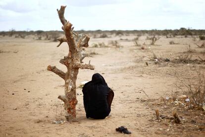 Mujer somalí en las afueras del campo de refugiados de Dadaab, en Kenia.