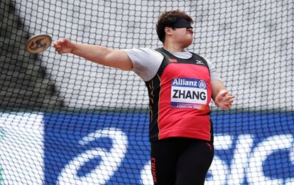 La atleta china Liangmin Zhang compite en la prueba de lanzamiento de disco.