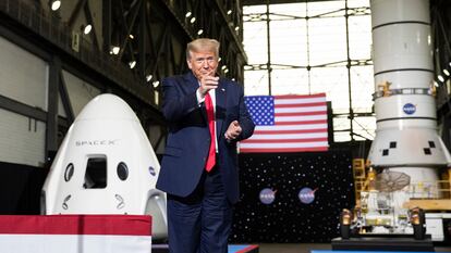 Donald Trump aponta para Elon Musk no Centro Espacial Kennedy, onde ocorreu o lançamento da SpaceX, neste sábado.