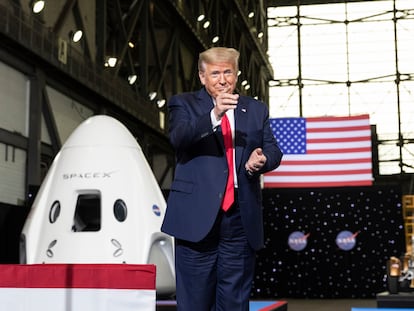 Donald Trump aponta para Elon Musk no Centro Espacial Kennedy, onde ocorreu o lançamento da SpaceX, neste sábado.