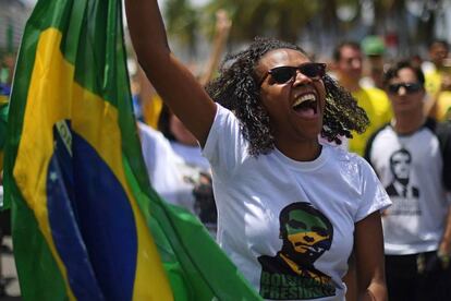 Seguidora de Jair Bolsonaro en la playa de Copacabana, Río de Janeiro, el 21 de octubre de 2018.