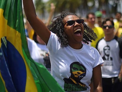 Seguidora de Jair Bolsonaro en la playa de Copacabana, Río de Janeiro, el 21 de octubre de 2018.