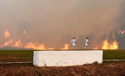 No domingo, o fogo interrompeu a partida entre Atlético Acreano e Luverdense no estádio Antonio Aquino Lopes, em Rio Branco, pela Série C do Campeonato Brasileiro.