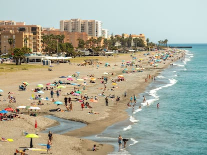 Decenas de turistas disfrutan en la playa de Salobreña (Granada), el pasado 15 de abril.