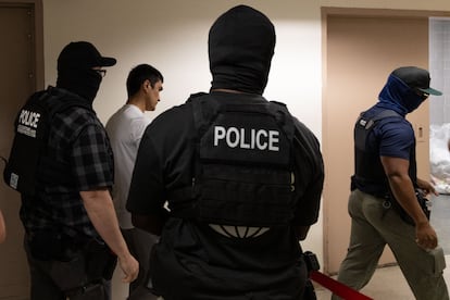 Migrantes detenidos por la Policía en Estados Unidos, el 13 de agosto.