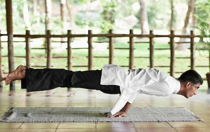 Un hombre practicando yoga en uno de los resorts de Palakkad en Kerala.