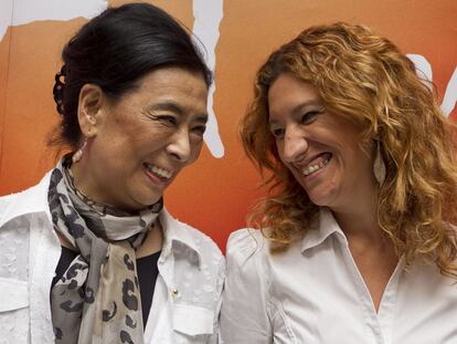 Yoko Komatsubara y María Ángeles Carrasco, ayer en Sevilla.