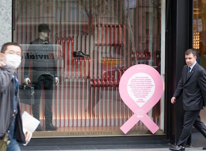 Otro lazo rosa con mensaje en el centro de la ciudad