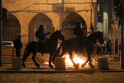 Policías israelíes a caballo patrullan cerca de la puerta de Damasco de Jerusalén durante los disturbios de la noche del jueves.