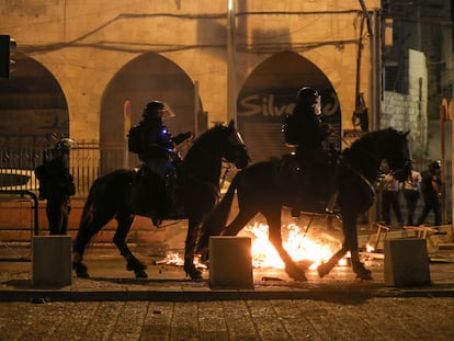 Policías israelíes a caballo patrullan cerca de la puerta de Damasco de Jerusalén durante los disturbios de la noche del jueves.