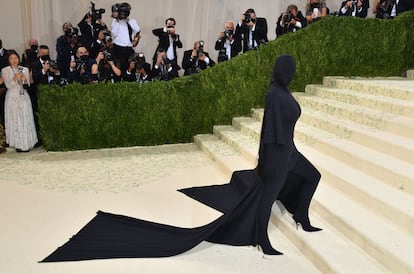 Kim Kardashian, una sombra en la noche (2021). A pesar de que cubrió por completo su cuerpo y rostro con un diseño de Demna Gvasalia, director creativo de Balenciaga por aquel entonces, en colaboración con Kanye West, Kim Kardashian fue la celebridad más reconocida y comentada de la noche. La mejor manera de representar cómo la estrella de la telerrealidad y las redes sociales es absolutamente reconocible en la era de internet incluso ocultando su rostro.