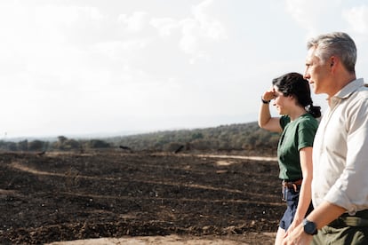 La presidenta de la Comunidad de Madrid, Isabel Díaz Ayuso, durante su visita por las zonas más afectadas por el incendio declarado el pasado lunes 11 de agosto en Tres Cantos, a 14 de agosto de 2025, en Tres Cantos, Madrid (España). 