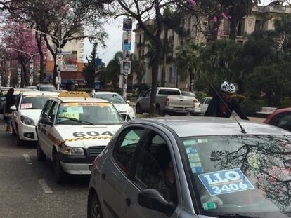 Coches de partidos transportando a votantes