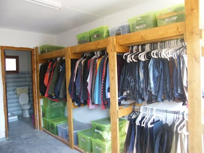 Zona de vestuarios para que las familias refugiadas puedan cambiar su ropa mojada tras un largo viaje.