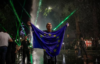 Un manifestante porta una bandera de la Unión Europea durante una protesta celebrada el martes 30 de abril en Tbilisi, capital de Georgia, contra el llamado proyecto de ley sobre "agentes extranjeros", inspirado en Rusia.