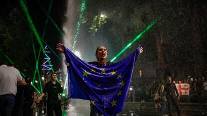 Un manifestante porta una bandera de la Unión Europea durante una protesta celebrada el martes 30 de abril en Tblisi, capital de Georgia, contra el llamado proyecto de ley sobre "agentes extranjeros", inspirado en Rusia.