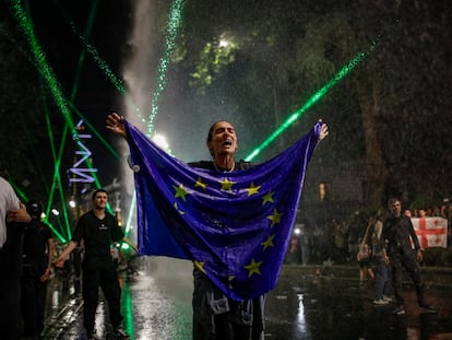 Un manifestante porta una bandera de la Unión Europea durante una protesta celebrada el martes 30 de abril en Tbilisi, capital de Georgia, contra el llamado proyecto de ley sobre "agentes extranjeros", inspirado en Rusia.