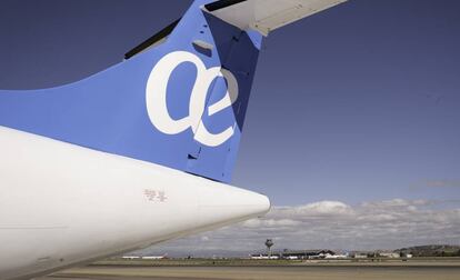 La cola de un avión de Air Europa con la terminal 4 de Barajas de fondo.