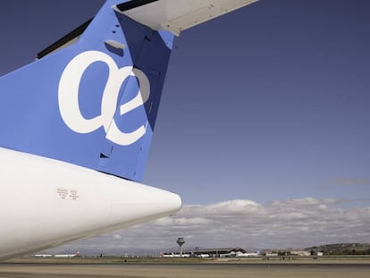 La cola de un avión de Air Europa con la terminal 4 de Barajas de fondo.